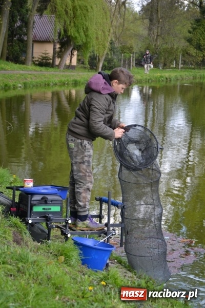 Zdjęcie w galerii na portalu naszraciborz.pl: Deszcz, grad, wiatr, czasem słońce na otwarcie sezonu wędkarskiego w Tworkowie  wiadomości z regionu