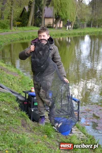 Zdjęcie w galerii na portalu naszraciborz.pl: Deszcz, grad, wiatr, czasem słońce na otwarcie sezonu wędkarskiego w Tworkowie  wiadomości z regionu