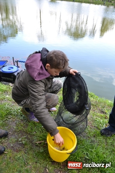 Zdjęcie w galerii na portalu naszraciborz.pl: Deszcz, grad, wiatr, czasem słońce na otwarcie sezonu wędkarskiego w Tworkowie  wiadomości z regionu