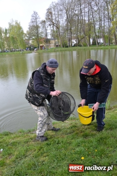 Zdjęcie w galerii na portalu naszraciborz.pl: Deszcz, grad, wiatr, czasem słońce na otwarcie sezonu wędkarskiego w Tworkowie  wiadomości z regionu