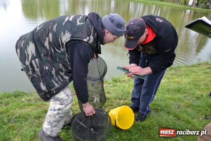 Zdjęcie w galerii na portalu naszraciborz.pl: Deszcz, grad, wiatr, czasem słońce na otwarcie sezonu wędkarskiego w Tworkowie  wiadomości z regionu