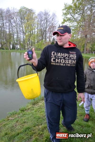 Zdjęcie w galerii na portalu naszraciborz.pl: Deszcz, grad, wiatr, czasem słońce na otwarcie sezonu wędkarskiego w Tworkowie  wiadomości z regionu