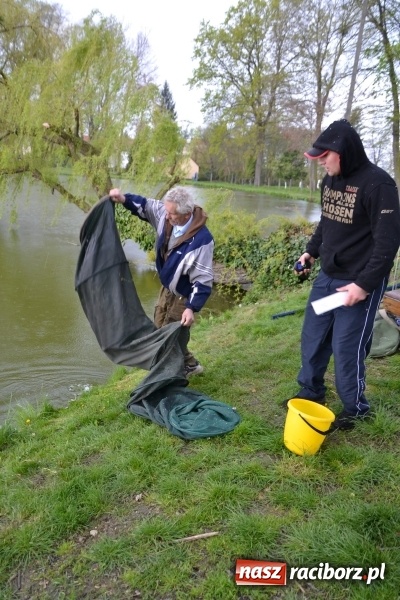 Zdjęcie w galerii na portalu naszraciborz.pl: Deszcz, grad, wiatr, czasem słońce na otwarcie sezonu wędkarskiego w Tworkowie  wiadomości z regionu