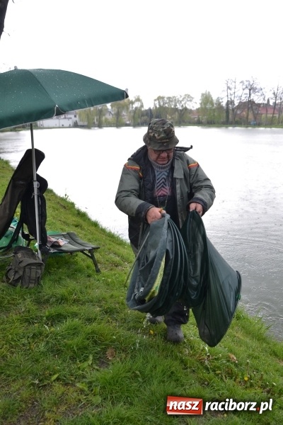 Zdjęcie w galerii na portalu naszraciborz.pl: Deszcz, grad, wiatr, czasem słońce na otwarcie sezonu wędkarskiego w Tworkowie  wiadomości z regionu