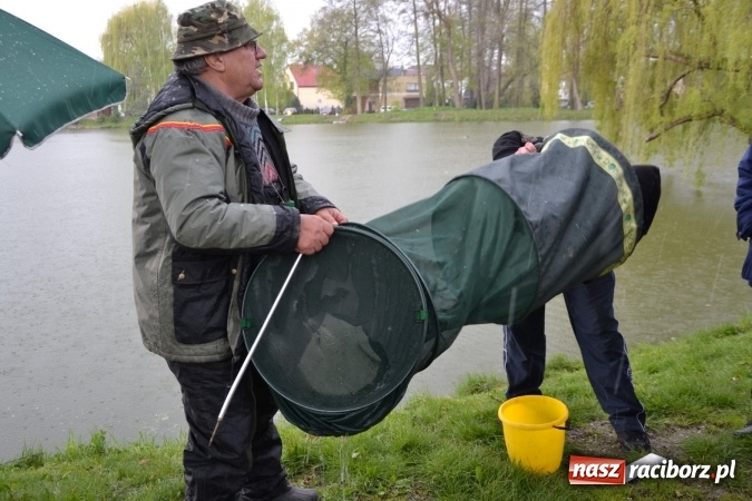 Zdjęcie w galerii na portalu naszraciborz.pl: Deszcz, grad, wiatr, czasem słońce na otwarcie sezonu wędkarskiego w Tworkowie  wiadomości z regionu