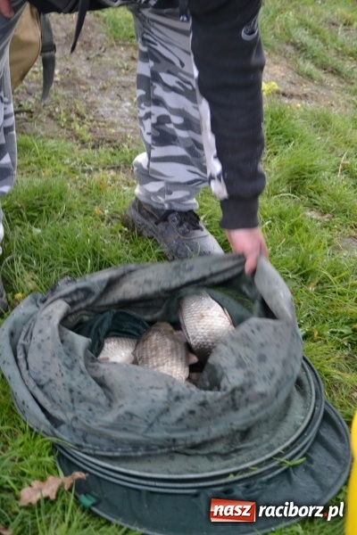 Zdjęcie w galerii na portalu naszraciborz.pl: Deszcz, grad, wiatr, czasem słońce na otwarcie sezonu wędkarskiego w Tworkowie  wiadomości z regionu