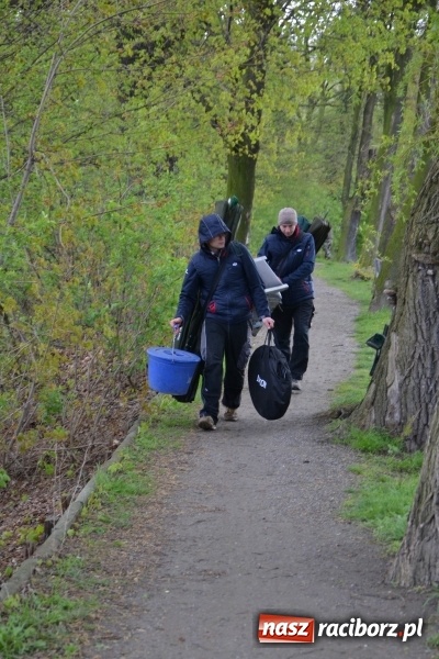 Zdjęcie w galerii na portalu naszraciborz.pl: Deszcz, grad, wiatr, czasem słońce na otwarcie sezonu wędkarskiego w Tworkowie  wiadomości z regionu