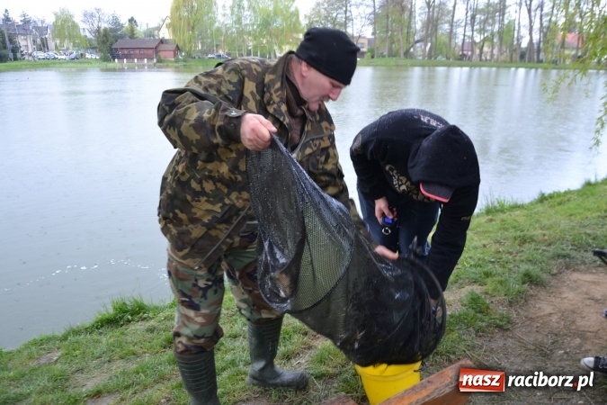 Zdjęcie w galerii na portalu naszraciborz.pl: Deszcz, grad, wiatr, czasem słońce na otwarcie sezonu wędkarskiego w Tworkowie  wiadomości z regionu