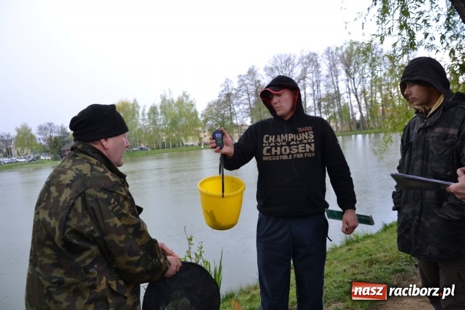 Zdjęcie w galerii na portalu naszraciborz.pl: Deszcz, grad, wiatr, czasem słońce na otwarcie sezonu wędkarskiego w Tworkowie  wiadomości z regionu