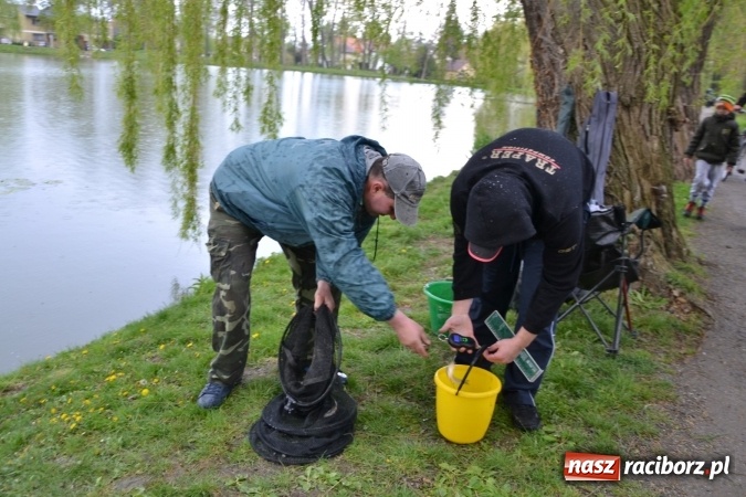 Zdjęcie w galerii na portalu naszraciborz.pl: Deszcz, grad, wiatr, czasem słońce na otwarcie sezonu wędkarskiego w Tworkowie  wiadomości z regionu