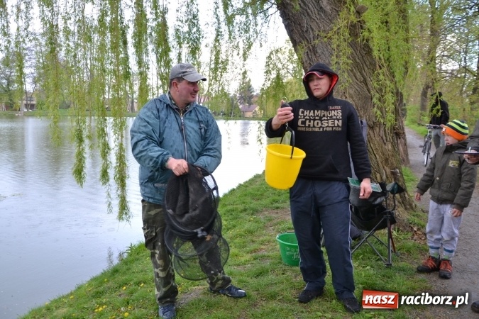 Zdjęcie w galerii na portalu naszraciborz.pl: Deszcz, grad, wiatr, czasem słońce na otwarcie sezonu wędkarskiego w Tworkowie  wiadomości z regionu