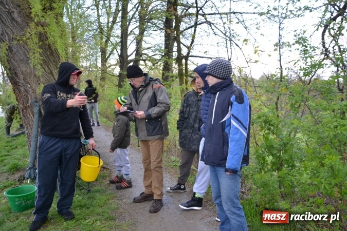Zdjęcie w galerii na portalu naszraciborz.pl: Deszcz, grad, wiatr, czasem słońce na otwarcie sezonu wędkarskiego w Tworkowie  wiadomości z regionu