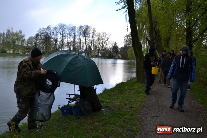 Zdjęcie w galerii na portalu naszraciborz.pl: Deszcz, grad, wiatr, czasem słońce na otwarcie sezonu wędkarskiego w Tworkowie  wiadomości z regionu