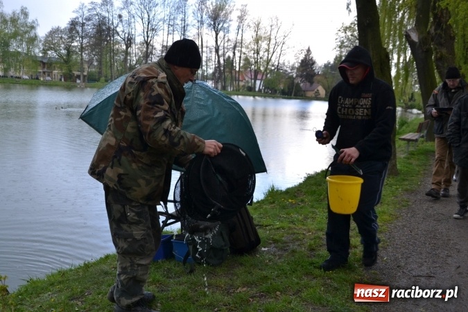 Zdjęcie w galerii na portalu naszraciborz.pl: Deszcz, grad, wiatr, czasem słońce na otwarcie sezonu wędkarskiego w Tworkowie  wiadomości z regionu