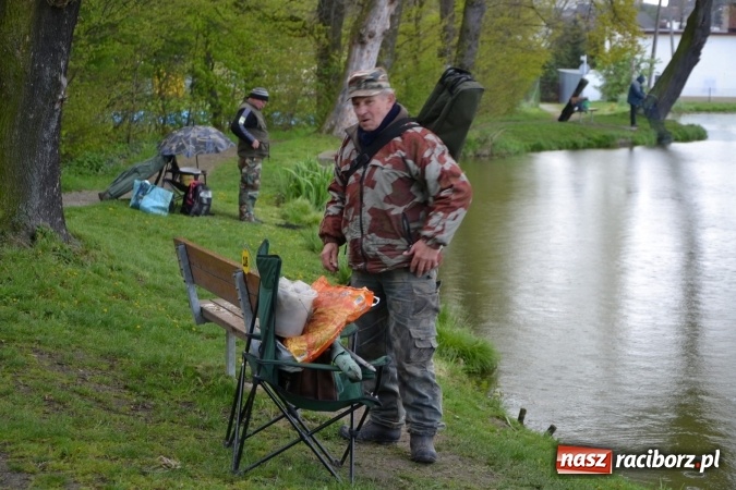 Zdjęcie w galerii na portalu naszraciborz.pl: Deszcz, grad, wiatr, czasem słońce na otwarcie sezonu wędkarskiego w Tworkowie  wiadomości z regionu