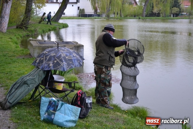 Zdjęcie w galerii na portalu naszraciborz.pl: Deszcz, grad, wiatr, czasem słońce na otwarcie sezonu wędkarskiego w Tworkowie  wiadomości z regionu