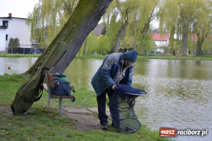 Zdjęcie w galerii na portalu naszraciborz.pl: Deszcz, grad, wiatr, czasem słońce na otwarcie sezonu wędkarskiego w Tworkowie  wiadomości z regionu