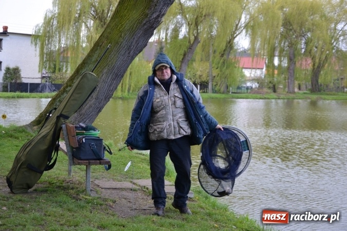 Zdjęcie w galerii na portalu naszraciborz.pl: Deszcz, grad, wiatr, czasem słońce na otwarcie sezonu wędkarskiego w Tworkowie  wiadomości z regionu