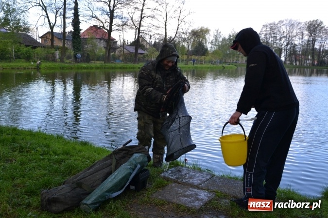 Zdjęcie w galerii na portalu naszraciborz.pl: Deszcz, grad, wiatr, czasem słońce na otwarcie sezonu wędkarskiego w Tworkowie  wiadomości z regionu