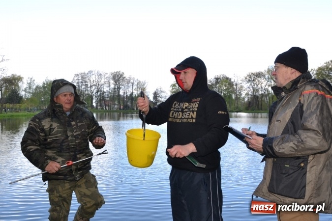 Zdjęcie w galerii na portalu naszraciborz.pl: Deszcz, grad, wiatr, czasem słońce na otwarcie sezonu wędkarskiego w Tworkowie  wiadomości z regionu