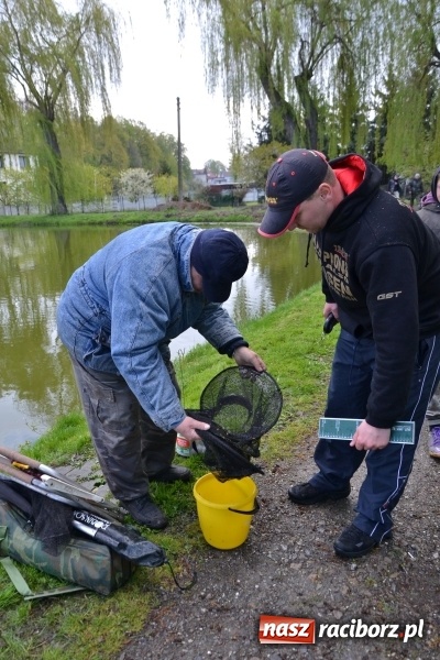Zdjęcie w galerii na portalu naszraciborz.pl: Deszcz, grad, wiatr, czasem słońce na otwarcie sezonu wędkarskiego w Tworkowie  wiadomości z regionu