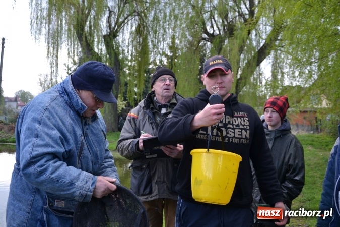 Zdjęcie w galerii na portalu naszraciborz.pl: Deszcz, grad, wiatr, czasem słońce na otwarcie sezonu wędkarskiego w Tworkowie  wiadomości z regionu