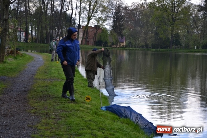Zdjęcie w galerii na portalu naszraciborz.pl: Deszcz, grad, wiatr, czasem słońce na otwarcie sezonu wędkarskiego w Tworkowie  wiadomości z regionu