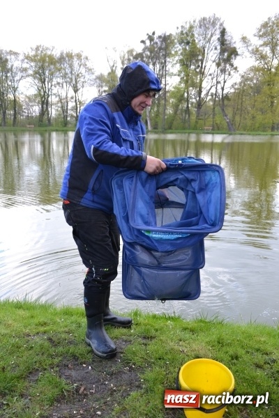 Zdjęcie w galerii na portalu naszraciborz.pl: Deszcz, grad, wiatr, czasem słońce na otwarcie sezonu wędkarskiego w Tworkowie  wiadomości z regionu