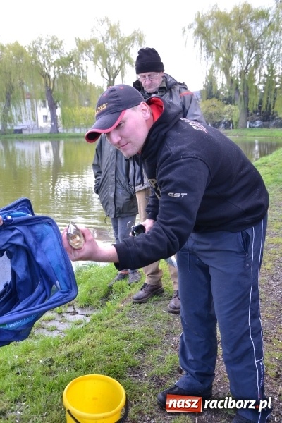 Zdjęcie w galerii na portalu naszraciborz.pl: Deszcz, grad, wiatr, czasem słońce na otwarcie sezonu wędkarskiego w Tworkowie  wiadomości z regionu