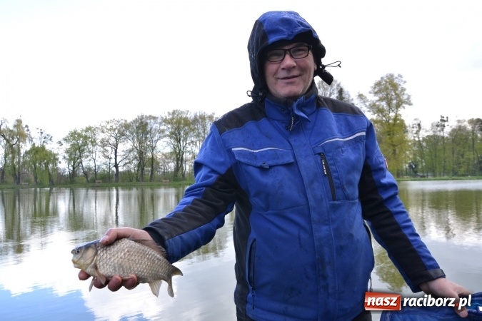 Zdjęcie w galerii na portalu naszraciborz.pl: Deszcz, grad, wiatr, czasem słońce na otwarcie sezonu wędkarskiego w Tworkowie  wiadomości z regionu