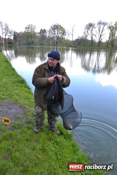 Zdjęcie w galerii na portalu naszraciborz.pl: Deszcz, grad, wiatr, czasem słońce na otwarcie sezonu wędkarskiego w Tworkowie  wiadomości z regionu