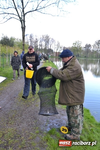 Zdjęcie w galerii na portalu naszraciborz.pl: Deszcz, grad, wiatr, czasem słońce na otwarcie sezonu wędkarskiego w Tworkowie  wiadomości z regionu
