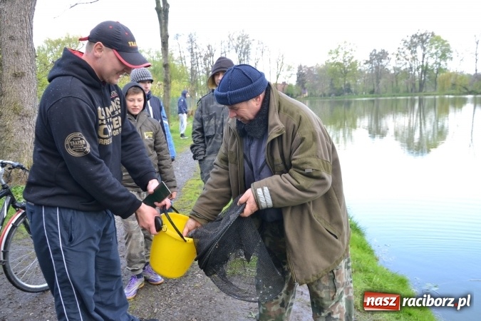 Zdjęcie w galerii na portalu naszraciborz.pl: Deszcz, grad, wiatr, czasem słońce na otwarcie sezonu wędkarskiego w Tworkowie  wiadomości z regionu