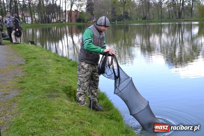 Zdjęcie w galerii na portalu naszraciborz.pl: Deszcz, grad, wiatr, czasem słońce na otwarcie sezonu wędkarskiego w Tworkowie  wiadomości z regionu