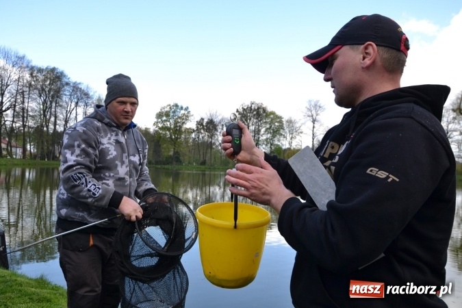 Zdjęcie w galerii na portalu naszraciborz.pl: Deszcz, grad, wiatr, czasem słońce na otwarcie sezonu wędkarskiego w Tworkowie  wiadomości z regionu