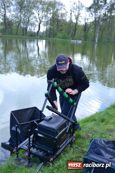 Zdjęcie w galerii na portalu naszraciborz.pl: Deszcz, grad, wiatr, czasem słońce na otwarcie sezonu wędkarskiego w Tworkowie  wiadomości z regionu