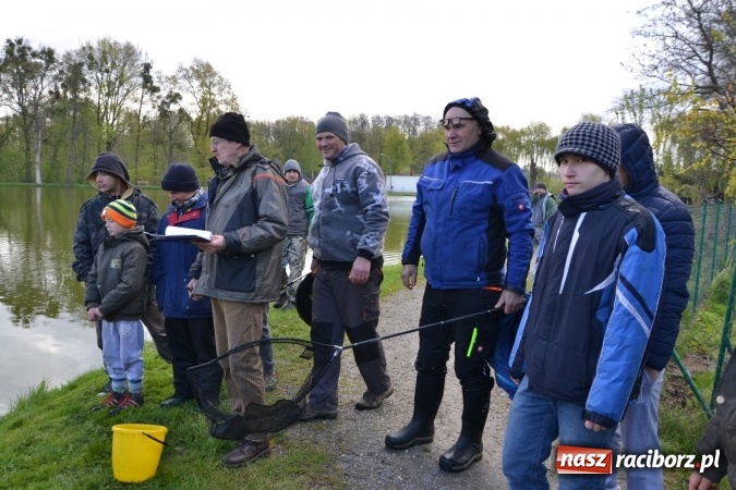 Zdjęcie w galerii na portalu naszraciborz.pl: Deszcz, grad, wiatr, czasem słońce na otwarcie sezonu wędkarskiego w Tworkowie  wiadomości z regionu