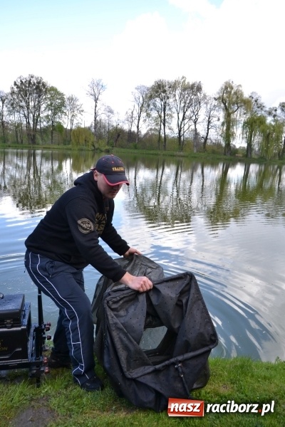Zdjęcie w galerii na portalu naszraciborz.pl: Deszcz, grad, wiatr, czasem słońce na otwarcie sezonu wędkarskiego w Tworkowie  wiadomości z regionu