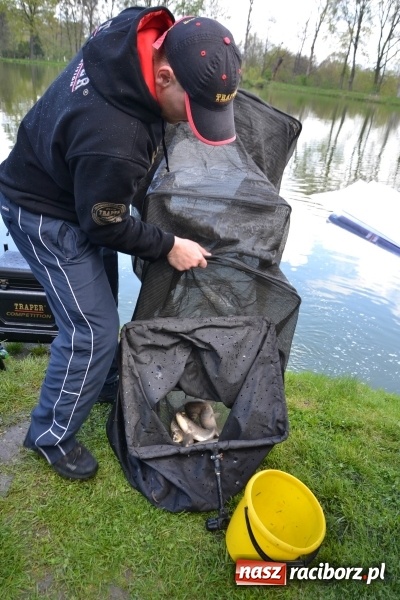 Zdjęcie w galerii na portalu naszraciborz.pl: Deszcz, grad, wiatr, czasem słońce na otwarcie sezonu wędkarskiego w Tworkowie  wiadomości z regionu