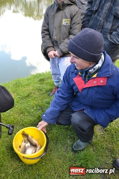 Zdjęcie w galerii na portalu naszraciborz.pl: Deszcz, grad, wiatr, czasem słońce na otwarcie sezonu wędkarskiego w Tworkowie  wiadomości z regionu