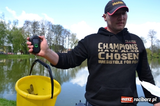 Zdjęcie w galerii na portalu naszraciborz.pl: Deszcz, grad, wiatr, czasem słońce na otwarcie sezonu wędkarskiego w Tworkowie  wiadomości z regionu