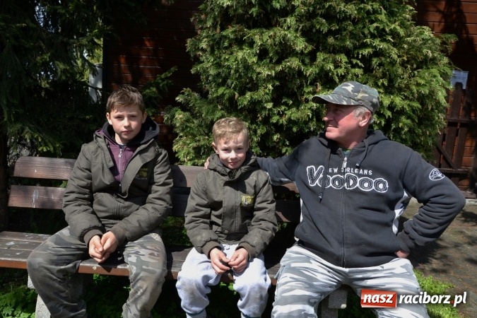 Zdjęcie w galerii na portalu naszraciborz.pl: Deszcz, grad, wiatr, czasem słońce na otwarcie sezonu wędkarskiego w Tworkowie  wiadomości z regionu