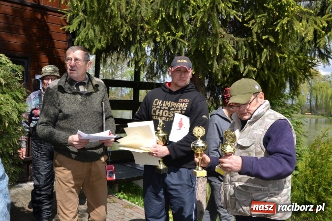 Zdjęcie w galerii na portalu naszraciborz.pl: Deszcz, grad, wiatr, czasem słońce na otwarcie sezonu wędkarskiego w Tworkowie  wiadomości z regionu