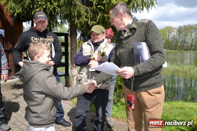 Zdjęcie w galerii na portalu naszraciborz.pl: Deszcz, grad, wiatr, czasem słońce na otwarcie sezonu wędkarskiego w Tworkowie  wiadomości z regionu