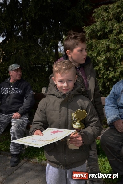 Zdjęcie w galerii na portalu naszraciborz.pl: Deszcz, grad, wiatr, czasem słońce na otwarcie sezonu wędkarskiego w Tworkowie  wiadomości z regionu
