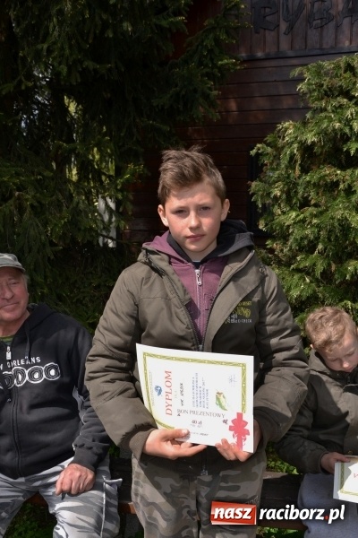 Zdjęcie w galerii na portalu naszraciborz.pl: Deszcz, grad, wiatr, czasem słońce na otwarcie sezonu wędkarskiego w Tworkowie  wiadomości z regionu