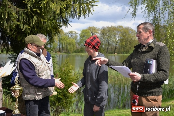 Zdjęcie w galerii na portalu naszraciborz.pl: Deszcz, grad, wiatr, czasem słońce na otwarcie sezonu wędkarskiego w Tworkowie  wiadomości z regionu