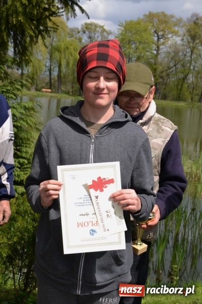 Zdjęcie w galerii na portalu naszraciborz.pl: Deszcz, grad, wiatr, czasem słońce na otwarcie sezonu wędkarskiego w Tworkowie  wiadomości z regionu