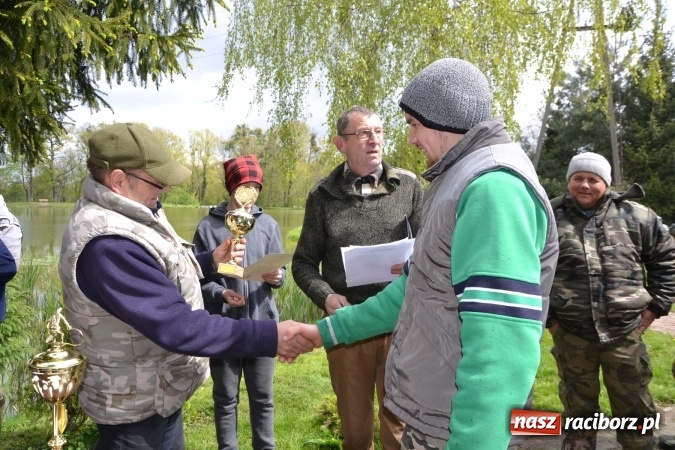 Zdjęcie w galerii na portalu naszraciborz.pl: Deszcz, grad, wiatr, czasem słońce na otwarcie sezonu wędkarskiego w Tworkowie  wiadomości z regionu
