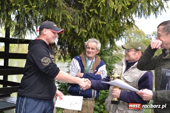 Zdjęcie w galerii na portalu naszraciborz.pl: Deszcz, grad, wiatr, czasem słońce na otwarcie sezonu wędkarskiego w Tworkowie  wiadomości z regionu